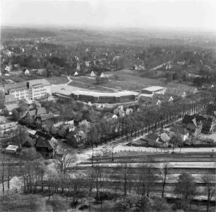 Stormarnschule (Waldstraße 14): Luftbild des Gymnasiums: im Vordergrund Bahnstrecke Hamburg-Lübeck sowie Hagener Allee, im Hintergrund Wohngebiet