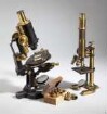 Zwei alte Mikroskope mit Wechselobjektiven im Kästchen