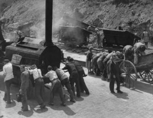 Dresden. Einwohner beim Bau eines Feldbahngleises für die "Trümmerbahn" sowie beim Beladen von Muldenkipploren