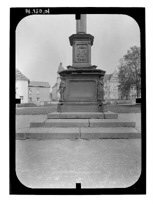 Denkmal für die Befreiungskriege von 1813 bis 1815 : Denkmal für die Befreiungskriege von 1813 bis 1815. Eisenguß; Höhe 13 m (1863-1865; A. Wolff nach Entwurd von H. Willebrand). Sockel. Güstrow, Franz-Parr-Platz