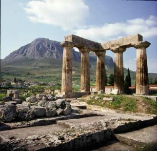 Alt-Korinth. Apollontempel. Agorá. Blick aus der Cella des Tempels auf Akrokorinth