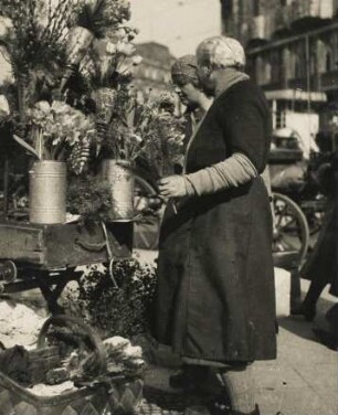 Eine Frau verkauft Blumen an einem Stand