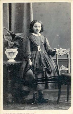 Fotografie eine stehenden Mädchens