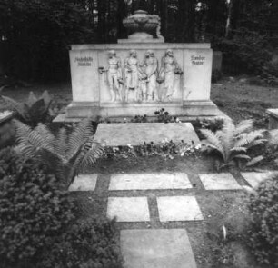 Grabmal der Familie Theodor Hoppe : Grabmal der Familie Theodor Hoppe. Sandstein (um 1935). Relief und Vase. Dresden-Trachau, Heidefriedhof