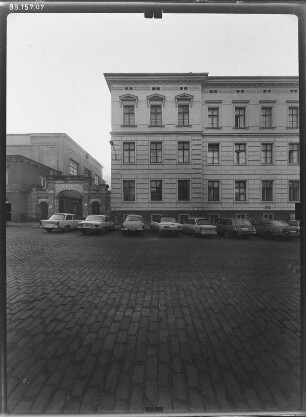 Leipzig-Zentrum, Talstraße 33. Karl-Marx-Universität (Universität Leipzig). Institutsgebäude der Sektion Biowissenschaften (Fakultät für Biowissenschaften, Pharmazie und Psychologie, Institut für Biologie, 1878-1879). Straßenfront (Teilansicht)