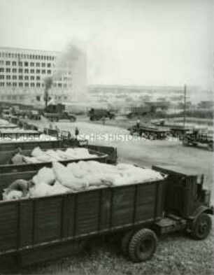 Militärfahrzeuge bringen die Ladung vom Flughafen Tempelhof in die Stadt