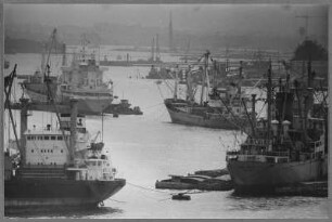 Auf Entladung wartende Schiffe im Hafen von Lagos