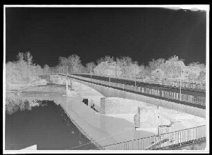 Staustufe Schweinfurt. Straßenbrücke. Ansicht der neuen Brücke von oberstrom, mit neuer Ufermauer an der Abfahrt zum unteren Marienbach, vom Harmoniegebäude aus gesehen.