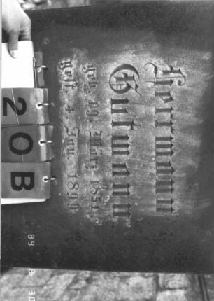 Grabstein 20 (Index: 99609656) Material: Sandstein Zustand: verwittert Maße HxBxT: 205x71x33 cm Beschreibung: Stele, Giebelabschluß mit Verdachung, Mittelpalmette, Schriftfeld rechteckig eingetieft, getreppter Sockel unten Rusticaimitat: Grabstein 20B