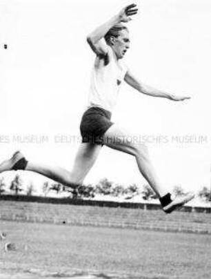 Der Leichtathlet Dr. jur. Carl Ludwig "Luz" Hermann Long beim Dreisprung während der Sachsen-Meisterschaft