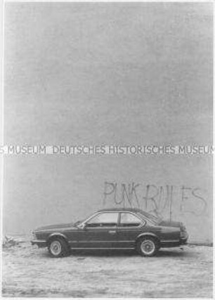 Auto vor Wand mit Graffiti (Altersgruppe 14-17)