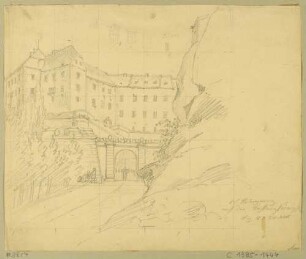 Das Torravelin (Hornravelin, Außenwerk der Toranlage) am Eingang in die Festung Königstein in der Sächsischen Schweiz, im Hintergrund die Georgenburg und die Streichwehr