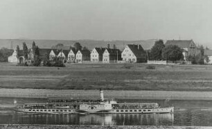 Dresden-Zschieren. Stadtteilansicht mit Gasthof Elbtal. Blick vom rechten Elbufer