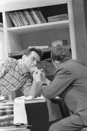 Szenenbilder aus "Das elfte Gebot", Schauspiel von Lajos Mesterházy (Regie: Helfried Schöbe l/ Horst Schönemann, Ausstattung: Dieter Berge). Maxim-Gorki-Theater Berlin, 02.04.1962 (Premiere am 04.04.1962) : Mit Albert Hetterle (Schriftsteller), Sabine Krug (Marika), Walter Jupé (Zoltán), Monika Lennartz (Márta), Horst Westphal (Joska), Alfred Müller (Lehrer), Ruth Langer (Karola), Kurt Böwe (Bürgermeister), Helga Raumer (Frau Kadacz), Erich Mirek (Meszaros) u. a.