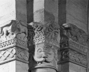 Kapitell mit Tieren und Tiermaske