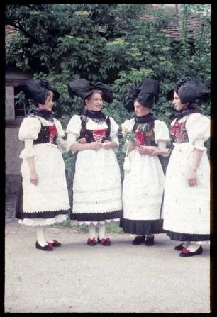 Frauen in Hanauer Tracht