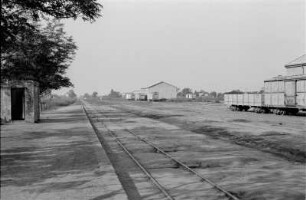 Bahnhof : Blick auf einen Bahnsteig mit Schienen und Waggons