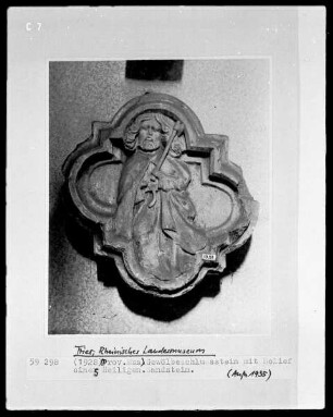 Gewölbeschlussstein mit dem Relief des heiligen Petrus