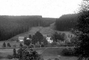 Werkel-Oberschmiedeberg - vorn Mitte: Kriegerdenkmal 1914-18 : Teil von Oberschmiedeberg, Standort des ehem. Kohlreutherschen Hammerwerks; li. alte re. neue Schule
