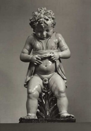 Pinkelnder Knabe als Brunnenfigur
