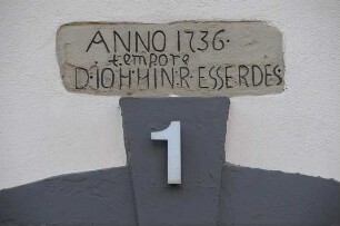 Hausinschrift in Rostock : Inschrift an einem sanierten kleinen Haus im ehemaligen Klostergelände. Aufgenommen in Rostock im Mai 2008
