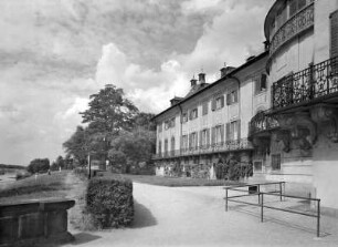 Pillnitz. Wasserpalais mit Kavaliersflügel : Dresden-Pillnitz. Schloß. Wasserpalais (1720-1725, M. D. Pöppelmann; 1788-1791, J. D. Schade). Teilansicht der Elbseite
