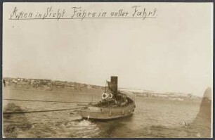 Fährschiff auf dem Bosporus in Istanbul, auf der Überfahrt von der europäischen zur asiatischen Uferseite, mit gehisster türkischer Fahne