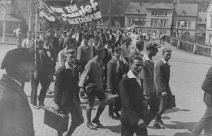 1. Mai 1932 in Schwarzenberg, Demonstration unter anderem mit den Losung "Für ein Sowjet-Deutschland" und "Rot Sport"
