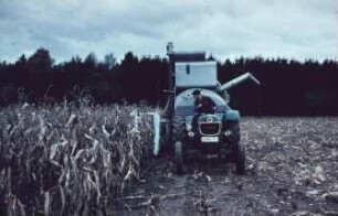 Fotografie: Erntetechnik, Mähdrescher gezogen, Körnermais, Maispflückvorsatz