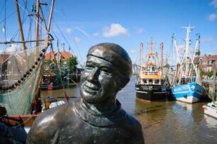 Deutschland. Niedersachsen. Neuharlingersiel. Skulptur im Fischerhafen