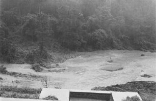 Starkregen : Ein Fluss ist durch Starkregen zu einem reißendem Strom angeschwollen.