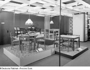Ausstellungskojen mit Tischen und Stühlen (1976; VEB Tischfabrik Finsterwalde bzw. VEB Vereinigte Sitzmöbelindustrie Neuhausen)