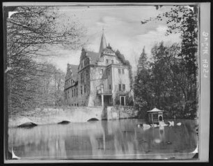 Oberau. Schloss mit Schlossteich und Schwänen