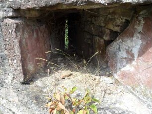 Kirchhof im Nordnordwesten-Kirchhofmauer-erhaltene Schießscharte in Brusthöhe (zur Ortsseite) im Detail mit Schießkammer und Werksteinen