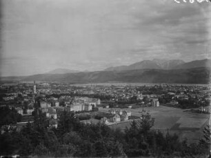Stadt : Blick über eine Stadt in Richtung der Berge