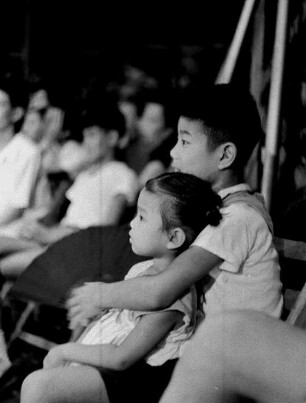 Bruder und Schwester im Publikum (China 1959)