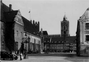 Frankfurt/ Oder (Mark Brandenburg). Blick zum Brunnenplatz. Im Hintergund der Turm der, 1250 in Backsteingotik errichteten, Hauptpfarrkirche St. Marien