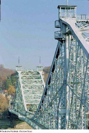 Loschwitzer Brücke ("Blaues Wunder") : Loschwitzer Brücke ("Blaues Wunder"). Blick vom Wohn- und Geschäftshaus, Schillerplatz 11, in Blasewitz über die Elbe gegen Loschwitz