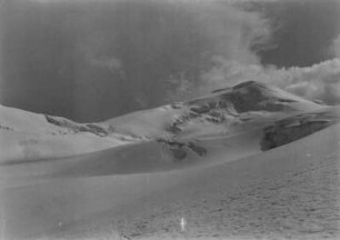 Gebirgslandschaft : Eine schneebedeckte Gebirgslandschaft im Tian Shan Hochgebirge