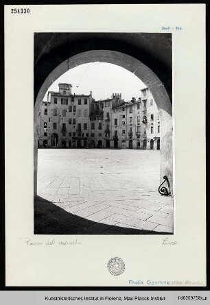 Piazza dell'Anfiteatro, Piazza del Mercato, Lucca