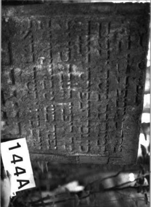 Grabstein 144 (Index: 99803154) Material: Sandstein Zustand: Abschluß fehlt, verwittert/Textverlust Maße HxBxT: 69x61x10 cm Beschreibung: Stele: Grabstein 144A
