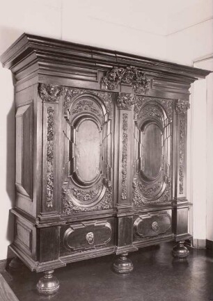 Dielenschrank