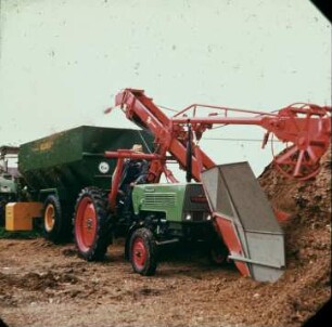 Fotografie: Ein- und Auslagerungstechnik, Flachsilo, Flachsilofräse, Maissilage, Frontanbau, Futtermischwagen