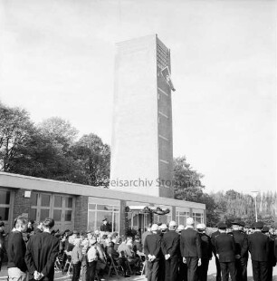 Kreisschlauchpflegerei (Kreisfeuerwehrzentrale) Stormarn: Nütschau: Einweihung: Gäste vor dem Gebäude