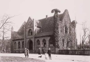 Küsterhaus, Straßenansicht mit posierender Familie