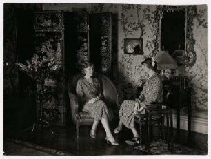 Damen der amerikanischen Gesellschaft bei Mrs. Sabin zu Gast, Mrs. Sabin und Mrs. William Woodward im Gespräch, New York. links: Mrs. Sabin, rechts: Mrs. Woodward