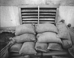 Dresden, Hochwasser 2002 : Dresden-Pieschen. "Flut 2002", Kötzschenbroder Straße1 . Gestapelte Sandsäcke am Ballhaus Watzke