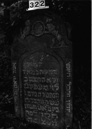 Grabstein 322 (Index: 99897583) Maße HxBxT: 128x65x12 cm Besonderheit: kulturhistorisch wertvoll / künstl.-formale Gründe: Grabstein 322