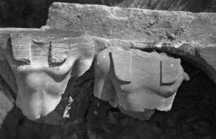 Fragmente von Königsstatuen
