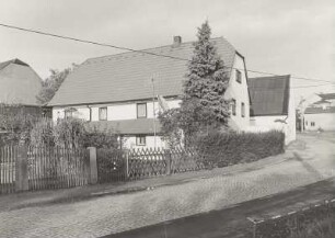 Mobschatz-Brabschütz, Dorfplatz 11. Bauernhof (1. H. 19. Jh.). Wohnhaus und Scheune